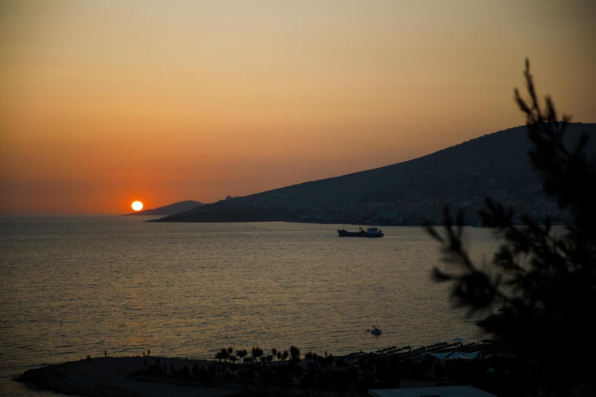 Grand Blue Aparthotel Sarandë Exterior foto